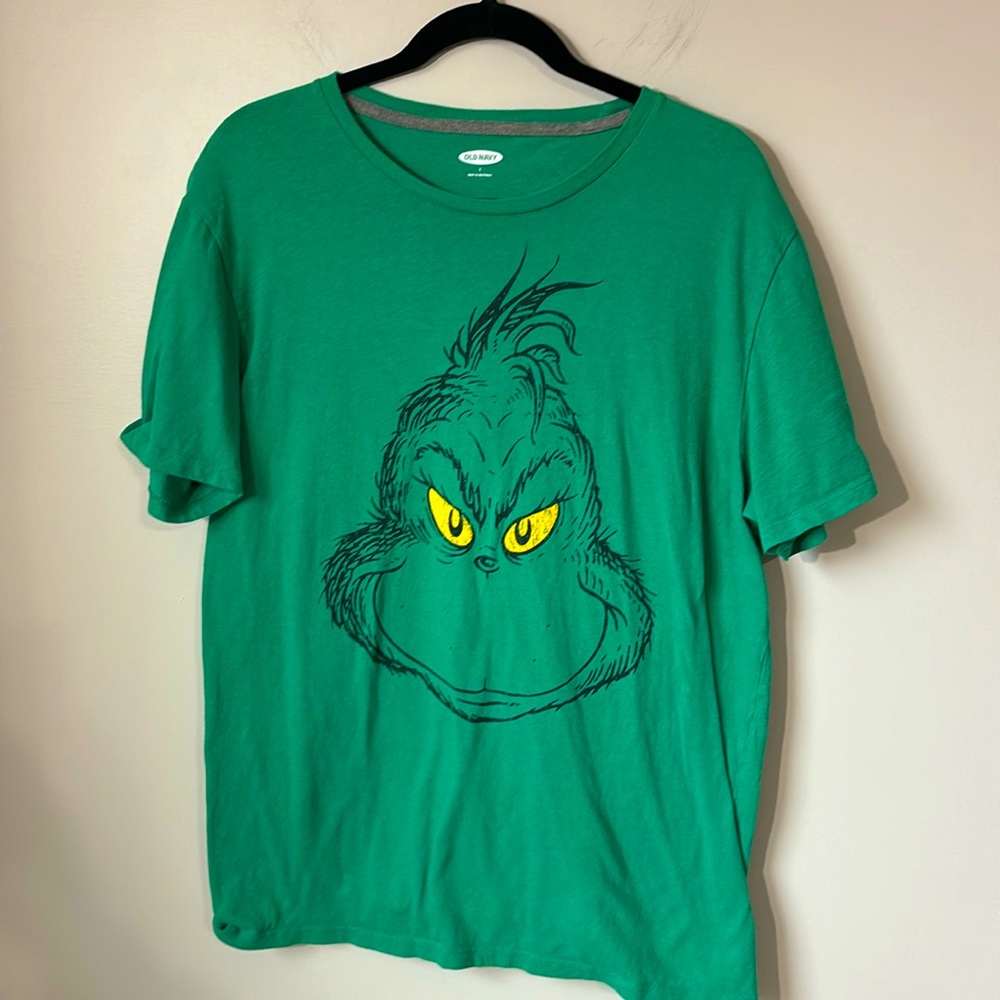 Merry Chrinchmas old navy tee in size large.